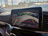 【バックカメラ】運転席から画面上で安全確認ができます。駐車が苦手な方にもオススメな便利機能です。