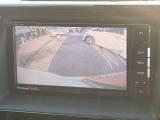【バックカメラ】運転席から画面上で安全確認ができます。駐車が苦手な方にもオススメな便利機能です。