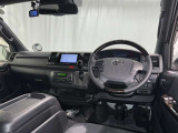 運転席まわりです。 各操作スイッチは使いやすい位置に配置されてます。