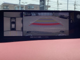 狭い場所での駐車やすれ違いなどでより的確な運転操作に役立つ360&deg;ビューモニターが装備されています。