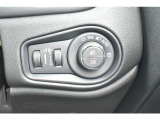 フロントライトやフォグランプの設定は運転席右側のスイッチで行います