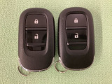 スマートキーを装備しています。鍵を差し込むことなくドアロックの開け閉めと、スタートボタン操作でのエンジンスタートができます。スペアキーも同じものを用意しております。