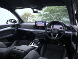 内装はシンプルに使い勝手を考え作られています。お車を運転する感覚をダイレクトに体感して頂けます。室内も広くロングドライブにも快適にお過ごしいただけます。