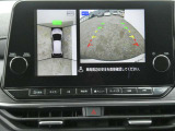 全周囲カメラで、クルマを上空から見下ろしているかのような映像を映し出します。周囲の状況がひと目でわかります!