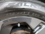 タイヤサイズは225/55R18です。