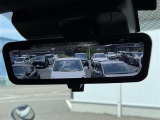 【デジタルインナーミラー】車両後方カメラの映像をミラーに映すことが出来ます。 そのため、後席に人や荷物があって後方が見えづらい場合でもしっかり視界を確保することが出来ます。