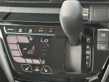 タッチパネル式のオートエアコンで車内はいつでも快適空間です♪ついでにお掃除も楽々です♪
