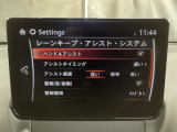 カメラが車線を認識してはみ出しそうになるとステアリングアシストが介入するレーン・キープ・アシストシステムを装備しております。お好みで作動・非作動の設定も可能です。