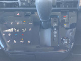 オートエアコンで温度調整も楽チン!四季を問わず快適に運転することが出来ます。