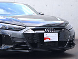 ●一目でAudiとわかる特徴的なシングルフレームグリル・LEDランプ。精悍なフロントマスクからAudiのスマートで上品なブランドを連想させてくれます。女性にも大変ご好評頂いております。