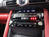 運転・助手席で独立した温度設定のできる、オートエアーコンディショナー。花粉除去機能、ナノイオン発生機能を装備し、室内を快適な環境に保ちます。