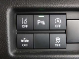 コーナーセンサーを車の前後に装備。障害物までの距離に応じて警告音を変えてお知らせ。縦列駐車時や駐車場・車庫などでの取り回しをサポートします。詳細は販売店スタッフまでおたずねください。