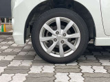 純正アルミホイール。タイヤサイズは155/65R14です。
