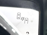 【ブラインドスポットモニター】走行中、ドアミラーの死角になりやすい箇所に後続車が接近するとサイドミラーのレンズに警告を表示!ドライバーに注意喚起をしてくれます。