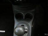 運転席と助手席の間にはドリンクホルダーも装備してます★