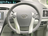 インテリアに合わせたデザインのステアリングは、運転される方のことも考え、運転しやすい形状、大きさです。是非一度、実際に触ってお確かめください。