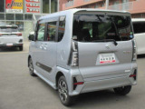 軽自動車の常識を覆す広々とした室内空間!背が高く開放感があり、ご家族みんなで乗ってもゆったりくつろげる広さです。