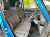 運転席まわりには十分なスペースがあり、大柄な方でもゆったり運転していただける環境です。