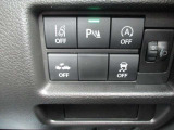 毎日の運転に安心をもたらす充実の安全装備。各種スイッチ類も運転席周りに使いやすく配置されています。