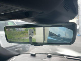 クリアサイトインテリアリアビューミラーは車体に装備したカメラによって、後方の映像がミラーに映し出されます。ミラーユニット下部のレバーで簡単にモード切替も可能です。