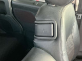 運転席からでも助手席のシートを倒すことができます。