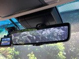 【デジタルインナーミラー】後席の大きな荷物や同乗者で後方が確認しづらい時でも安心!カメラが撮影した車両後方の映像をルームミラー内に表示。クリアな視界で状況の確認が可能です!