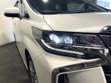 【LEDヘッドライト】悪天候や夜間走行時も良好な視界を確保し安心して運転できる高輝度LEDヘッドライトを装備!点灯速度が早く、消費電力も抑えられています。
