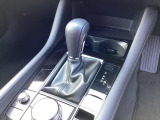 アクセルペダルを踏み込む量や速さに応じて変速パターンをし、人馬一体の運転感覚を発揮してくれる6速オートマ!