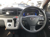 シンプルながら機能性あふれる運転席廻りです。視界性もよく、運転しやすいですよ。