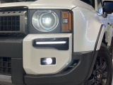 【LEDヘッドライト】悪天候や夜間走行時も良好な視界を確保し安心して運転できる高輝度LEDヘッドライトを装備!点灯速度が早く、消費電力も抑えられています。