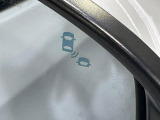 【ブラインドスポットインフォメーション】走行中、ドアミラーの死角になりやすい箇所に後続車が接近するとサイドミラー付近に警告を表示、ドライバーに注意喚起をしてくれます。