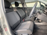 ●前席:ゆったりとしたドライバースペースで、長時間の運転でも快適にお過ごしいただけます。