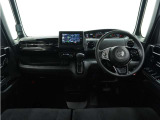 ◆インテリアパネル◆視界広々で非常に運転しやすくロングドライブでも疲れを感じさせないすっきりとまとまったインパネ周りです。