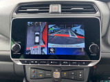 上からまる見え!アラウンドビューモニターの画像です。純正ナビに映してあります。お車を真上から見たような映像をミラーやナビ画面に映し出す事によって、車両の周囲を確認し、駐車時や発進時の運転をサポート。