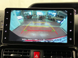 【バックカメラ】 駐車時に車両後方の様子を見ることができるので、運転の不安を軽くします。