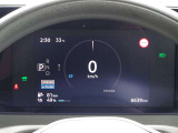 【メーターパネル】素早く車の情報が読み取れる、視認性に優れたシンプルなデザインのメーターパネルです。