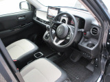 フロントベンチシートだから運転席助手席足元もゆったり広々快適です。助手席への移動も楽々です。