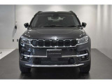Jeep伝統の7スロットグリルが存在感ありますね。