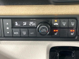 【オートエアコン】一度お好みの温度に設定すれば、車内の温度を検知し風量や温度を自動で調整。暑い&hellip;寒い&hellip;と何度もスイッチ操作をする必要はありません。快適な車内空間には必須の機能ですね♪