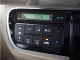 【オートエアコン】温度を設定すれば自動で快適な車内温度を保ちます。エアコン内部の高性能脱臭フィルターで車内のアレルゲンや花粉を除去。