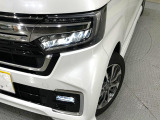 【LEDヘッドライト】悪天候や夜間走行時も良好な視界を確保し安心して運転できる高輝度LEDヘッドライトを装備!点灯速度が早く、消費電力も抑えられています。