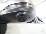 助手席側で見えにくい左前方の映像を、車内のマルチファンクションディスプレイに映し出します。前方への駐車や左寄せ、狭い道でのすれ違いなど、さまざまなシーンで安心して運転できる便利な機能です。