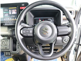 『1台』のお車に対して、3名体制で日々議論を重ね仕入れを行っております。