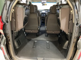 後席をはね上げれば、「もうひとつの荷室」が生まれます。