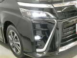 LEDヘッドライトです。デザイン性がよくとても明るいので、夜間の走行や悪天候でも安心です。しかも長寿命!