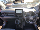 シンプルながら機能性溢れる運転席廻りです。視界性もよく、運転しやすいですよ。