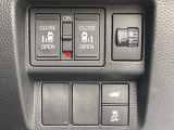 運転席右側に電動スライドドアのスイッチや電動リアゲートのスイッチ等がついています。