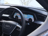 ●隣りの車からウィンドウ越しにバーチャルコクピットが際立っています。大変美しく高級感あふれるインテリアでございます