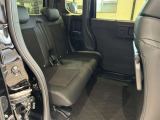 後部座席も大きく乗り降りしやすく、長時間の運転でも快適に過ごすことができます!