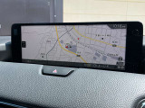 スマートフォンと接続して頂く事で使用可能な「Apple CarPlay/Android Auto」電話の応答は勿論、メッセージの受信やLINE、音楽接続からナビアプリの使用まで幅広く活躍致します。